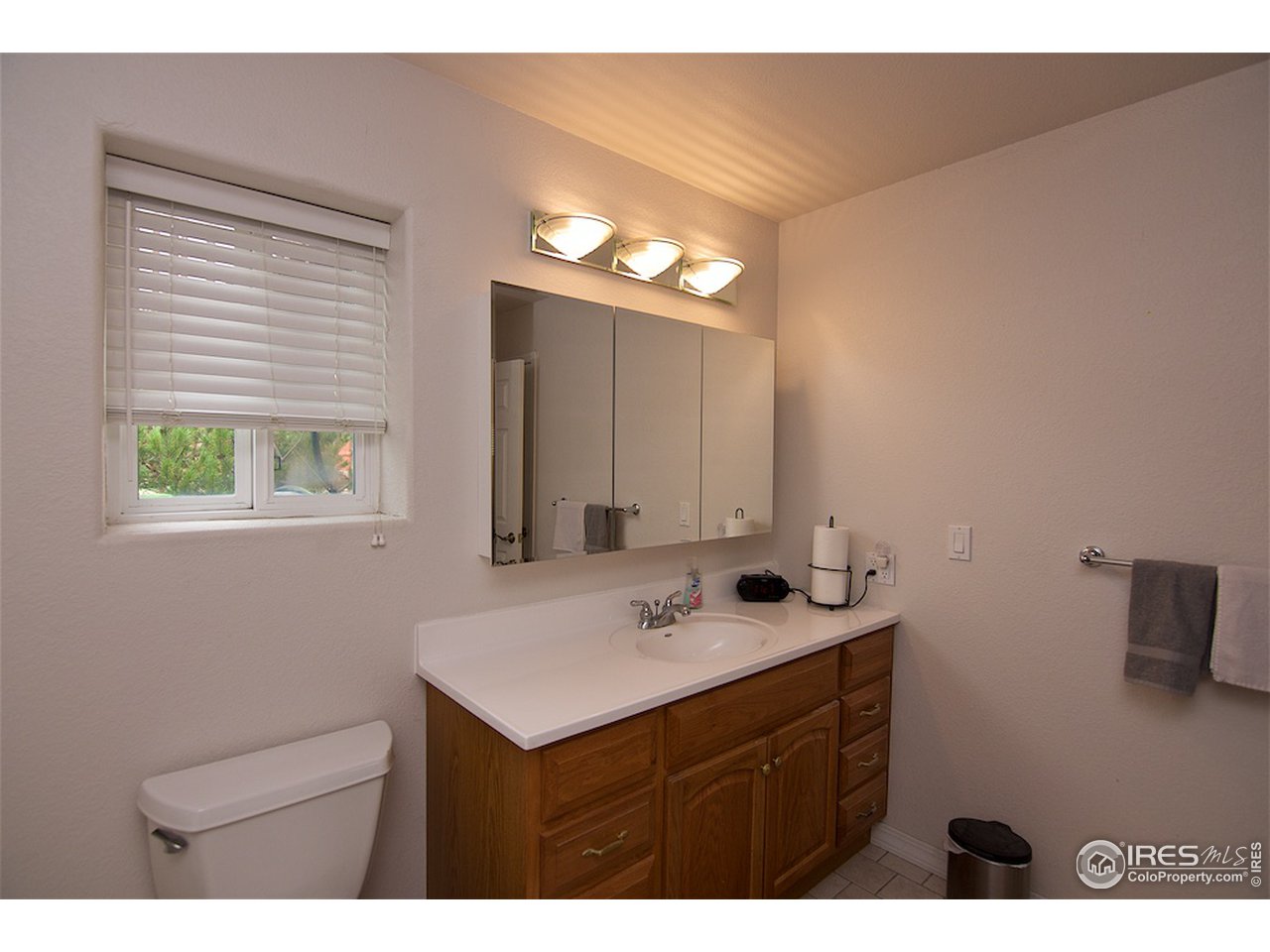 832 Nicole Road Sterling, CO 80751 - Photo 13 of 37 Garden Level 3/4 Bathroom