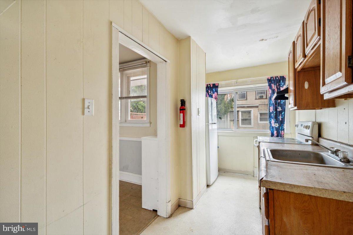 6981 Clinton Road Upper Darby, PA 19082 - Photo 7 of 15