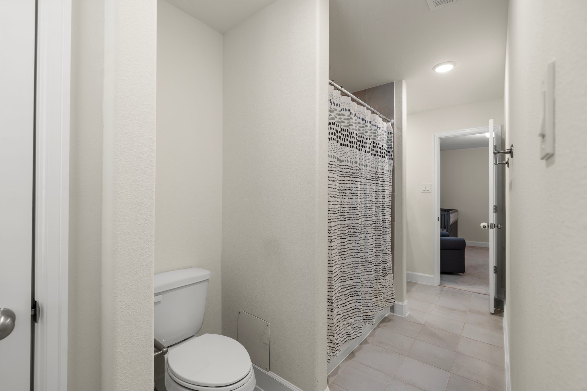 5230 Darling Street Houston, TX 77007 - Photo 30 of 34 The Hollywood bath that bedrooms #2 and #3
