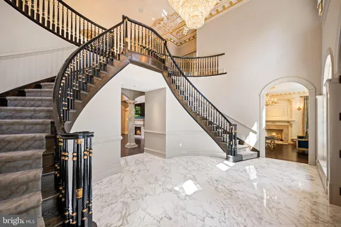 a view of a back yard