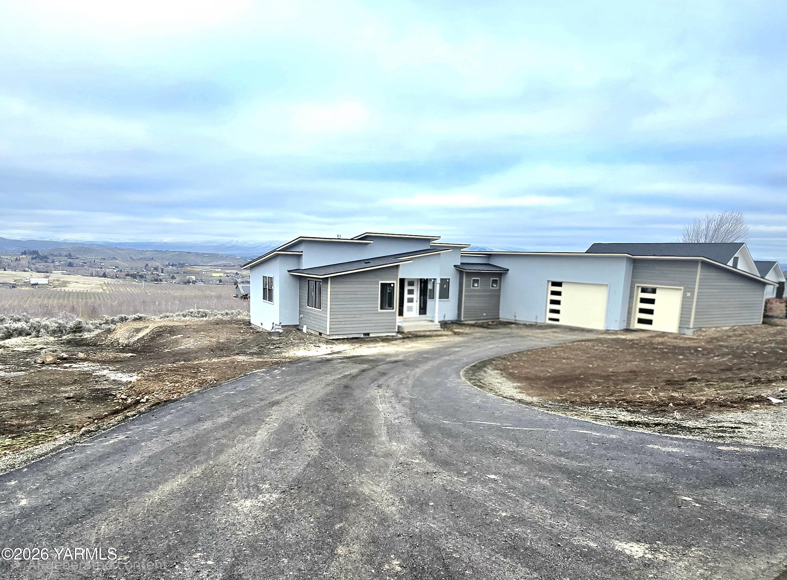 151 Lookout Point Drive Selah, WA 98942 - Photo 2 of 14 Front of Home from road