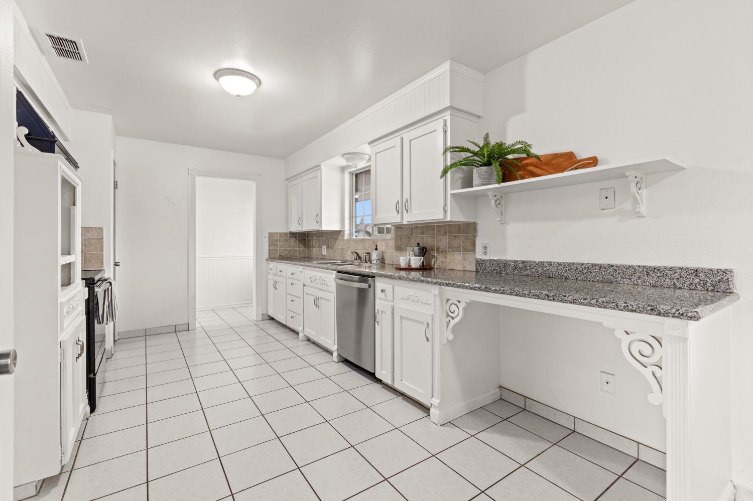 524 West Huntsman Avenue Reedley, CA 93654 - Photo 14 of 32 Gallery Image 14