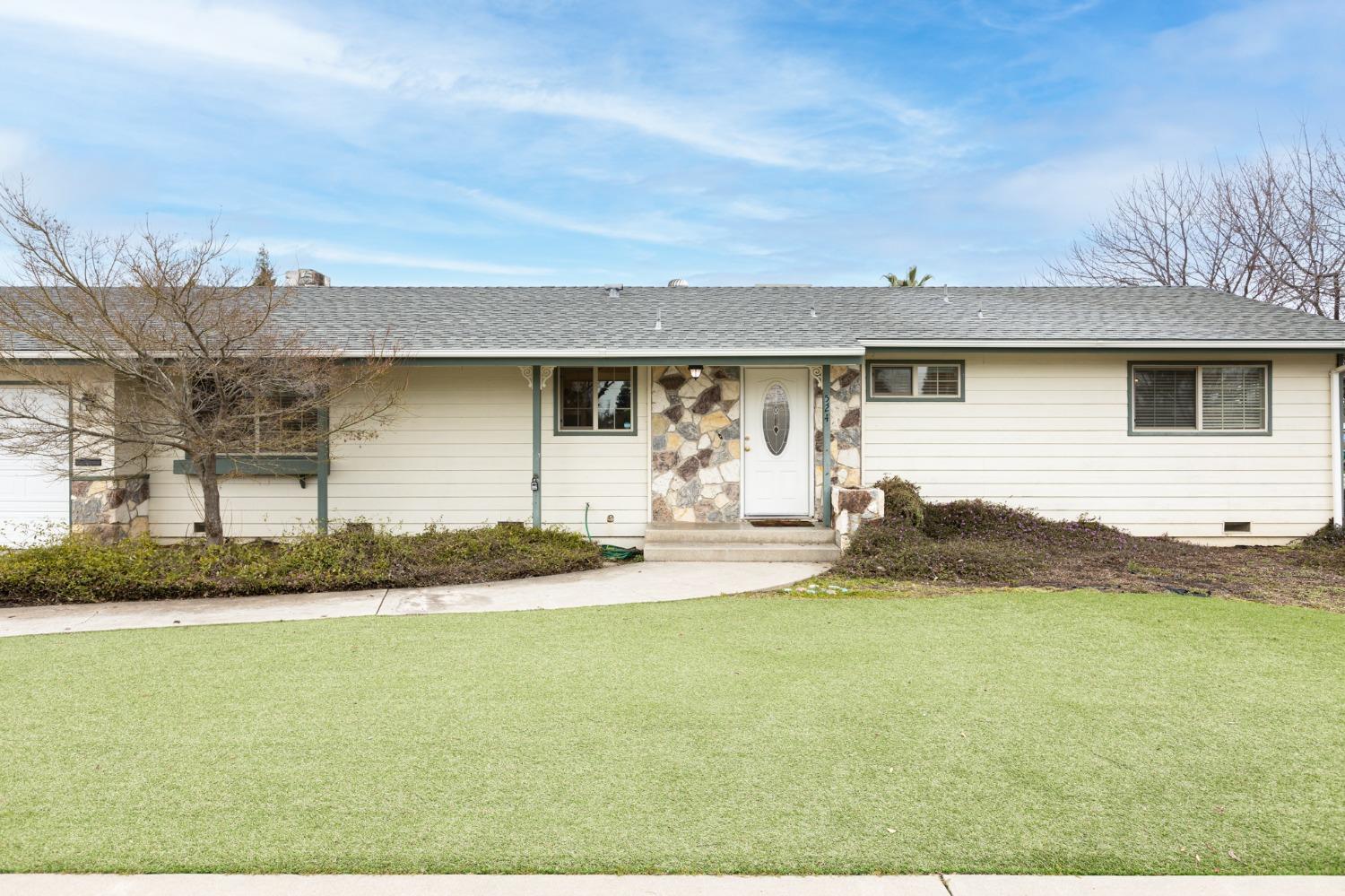 524 West Huntsman Avenue Reedley, CA 93654 - Photo 4 of 32 Gallery Image 4