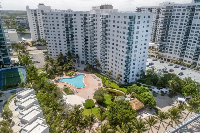 $3,300 | 3001 South Ocean Drive, Unit 425, Hollywood, FL 33019