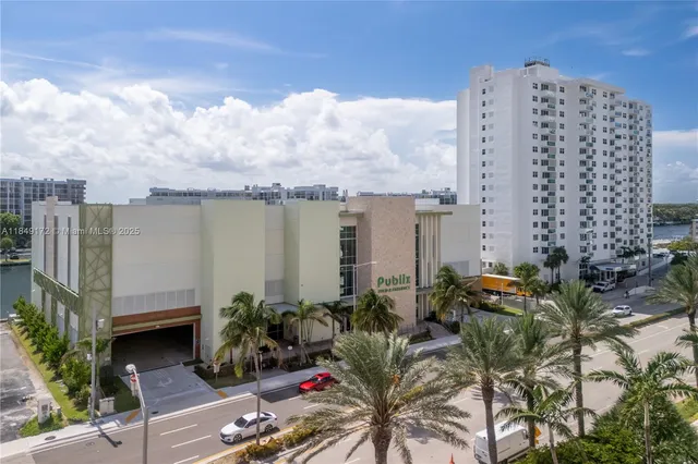$3,300 | 3001 South Ocean Drive, Unit 425, Hollywood, FL 33019