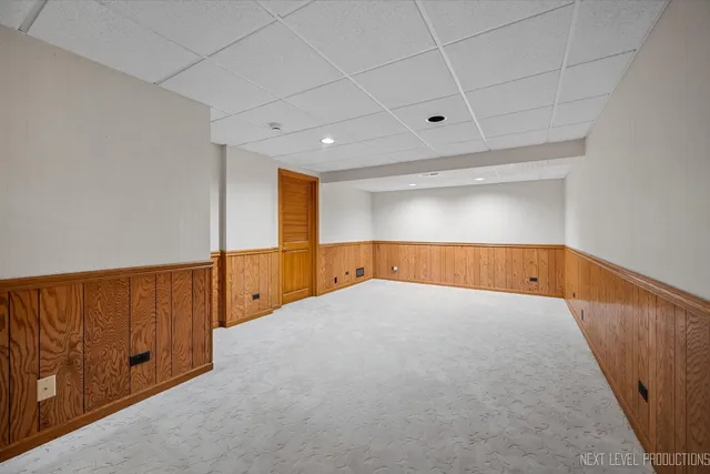 a view of a house with backyard and garden