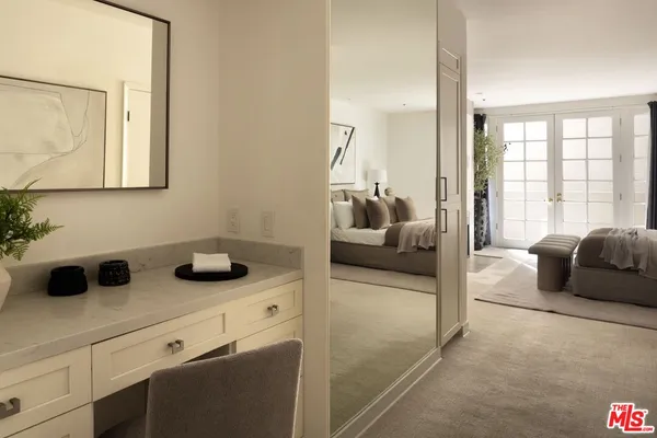 $1,525,000 | 575 South Barrington Avenue, Unit 204, Los Angeles, CA 90049