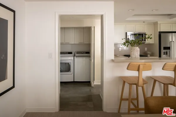 $1,525,000 | 575 South Barrington Avenue, Unit 204, Los Angeles, CA 90049
