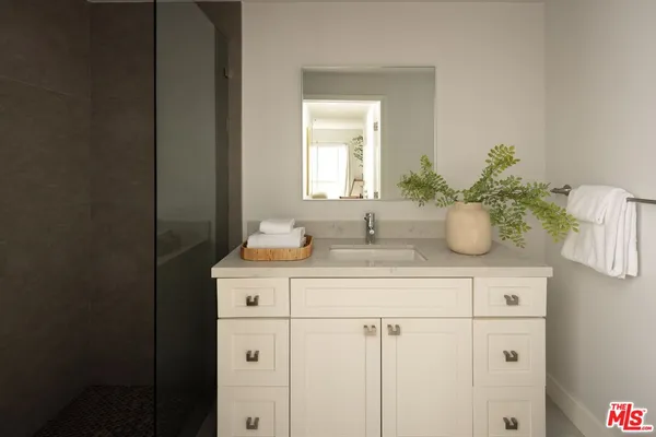 $1,525,000 | 575 South Barrington Avenue, Unit 204, Los Angeles, CA 90049