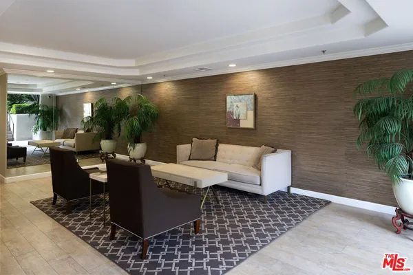 $1,525,000 | 575 South Barrington Avenue, Unit 204, Los Angeles, CA 90049