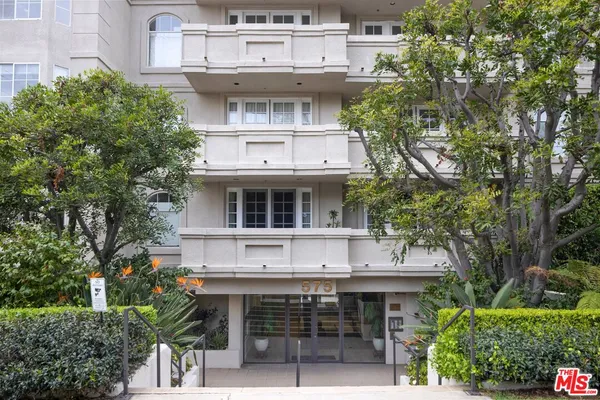 $1,525,000 | 575 South Barrington Avenue, Unit 204, Los Angeles, CA 90049