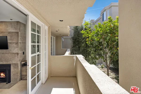 $1,525,000 | 575 South Barrington Avenue, Unit 204, Los Angeles, CA 90049