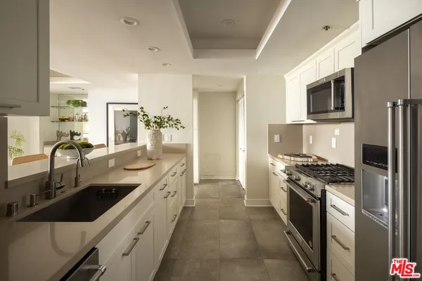 $1,525,000 | 575 South Barrington Avenue, Unit 204, Los Angeles, CA 90049