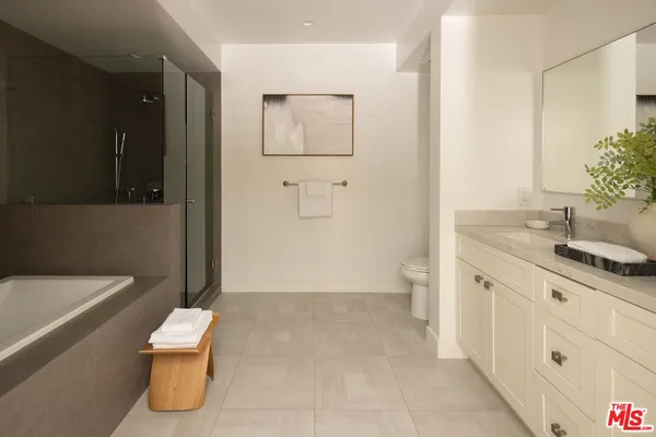 $1,525,000 | 575 South Barrington Avenue, Unit 204, Los Angeles, CA 90049