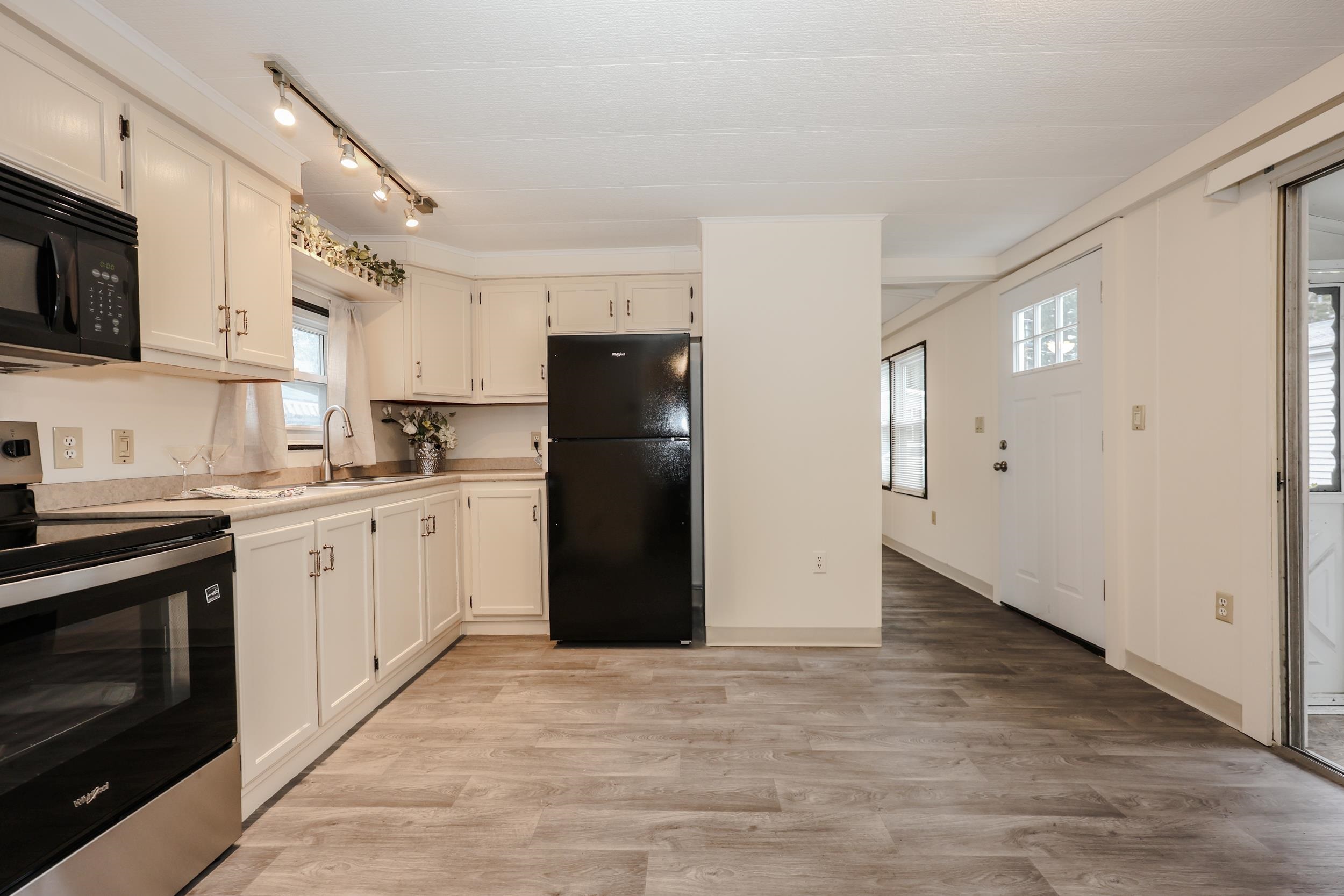 33 Thistle Way Manchester, NH 03109 - Photo 4 of 29
