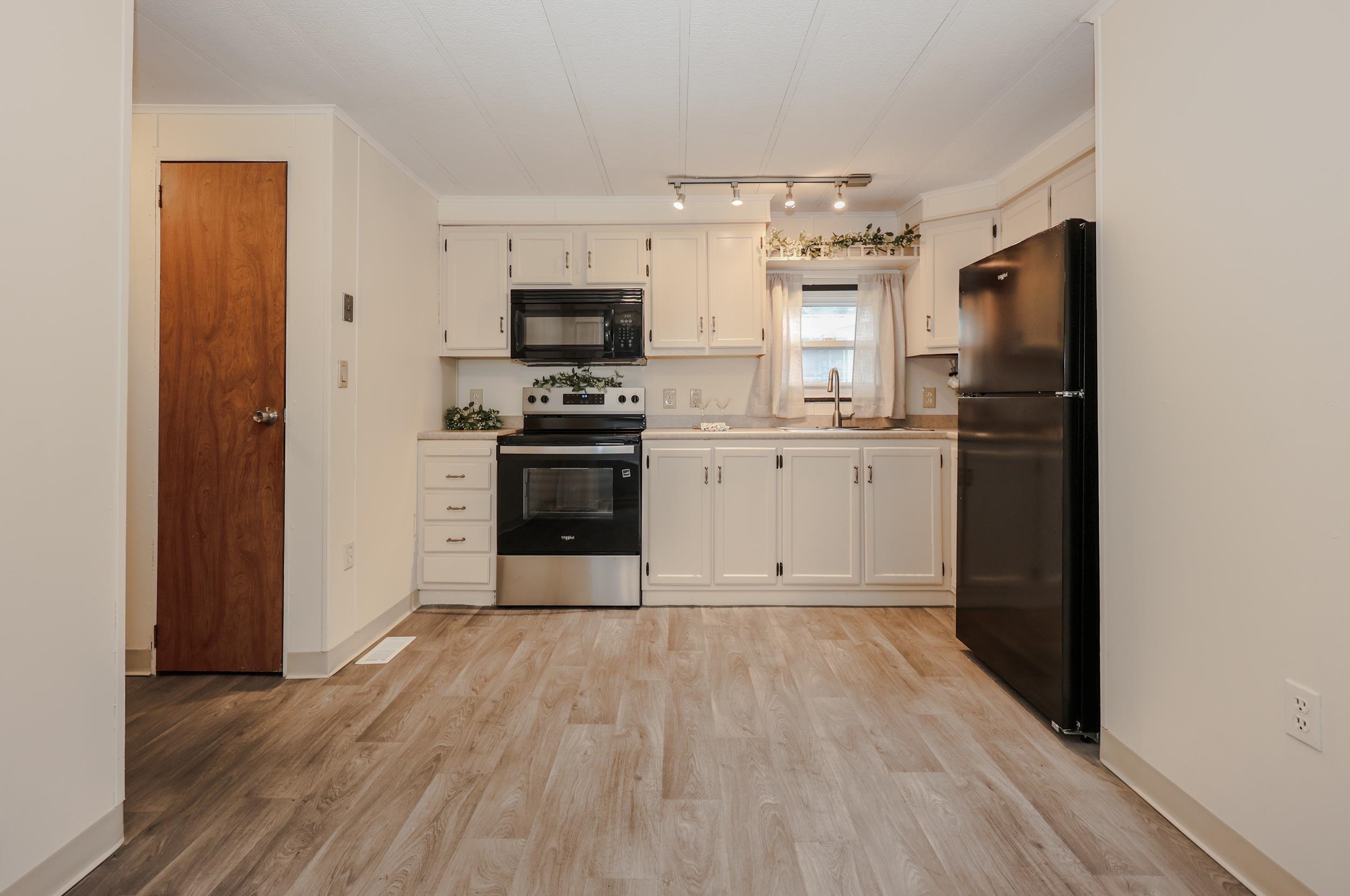 33 Thistle Way Manchester, NH 03109 - Photo 5 of 29
