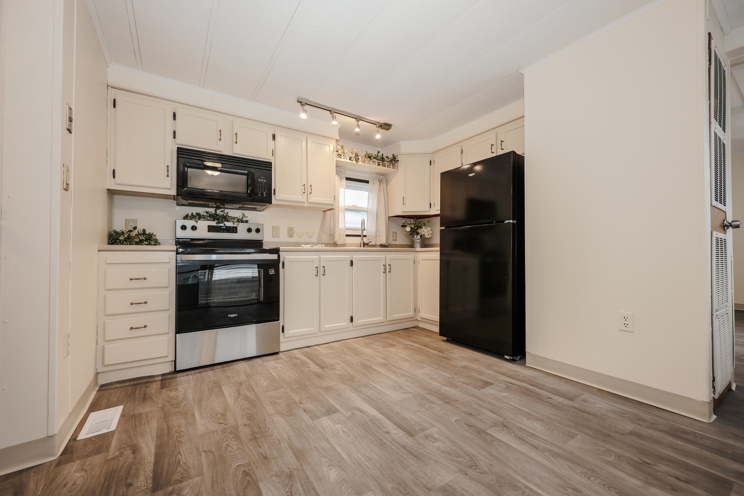 33 Thistle Way Manchester, NH 03109 - Photo 6 of 29