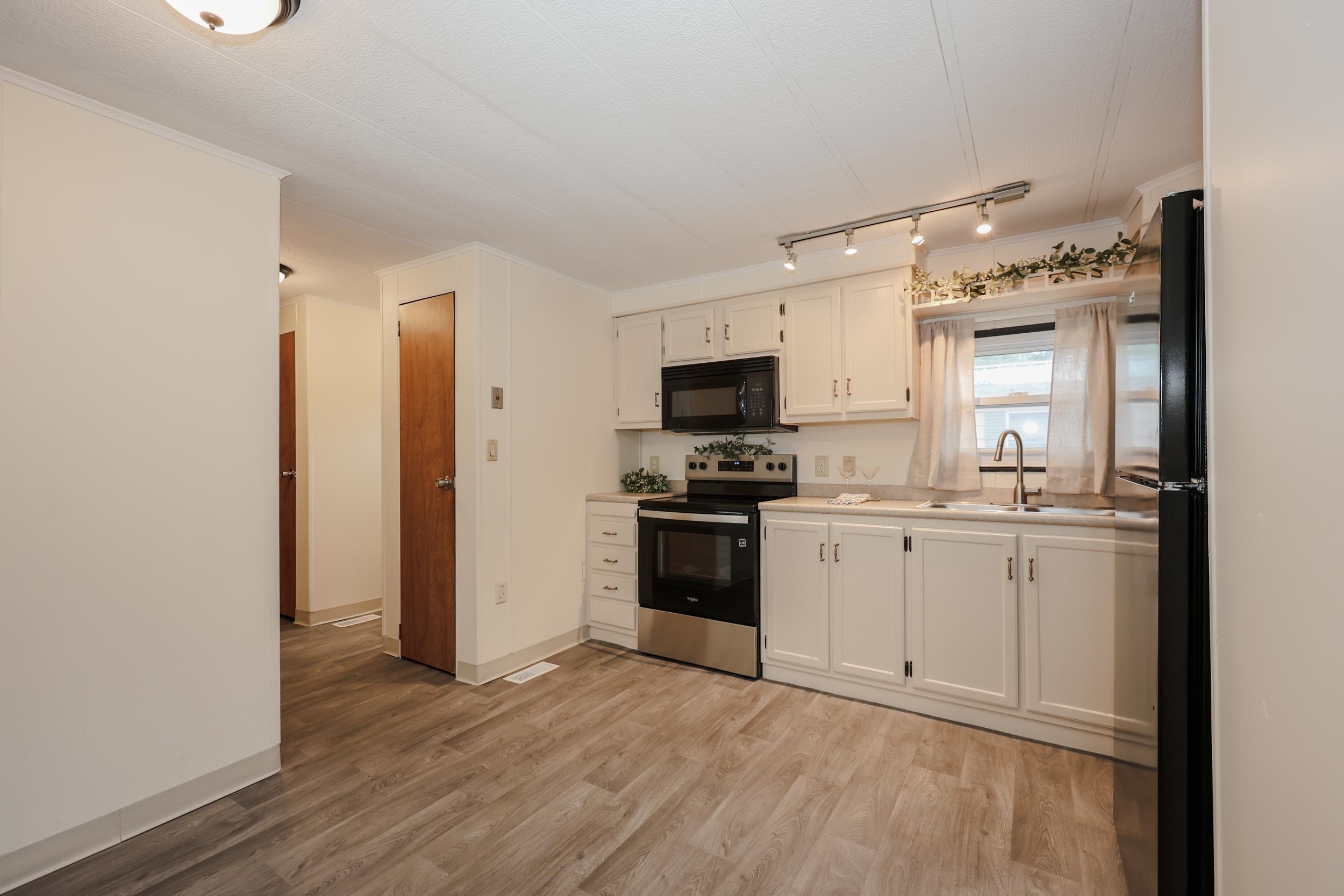 33 Thistle Way Manchester, NH 03109 - Photo 7 of 29