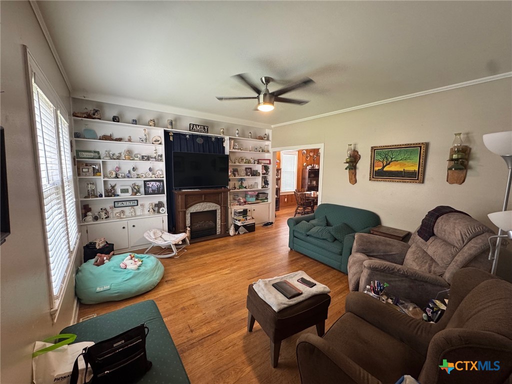 708 East 10th Street Cameron, TX 76520 - Photo 4 of 20 Family/Living room