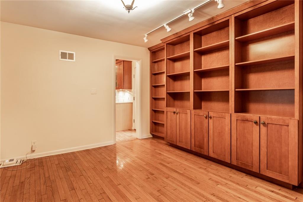6932 Spring Mill Road Indianapolis, IN 46260 - Photo 18 of 42 Gallery Image 18