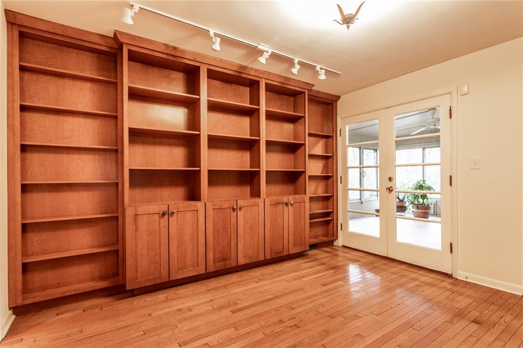 6932 Spring Mill Road Indianapolis, IN 46260 - Photo 19 of 42 Gallery Image 19