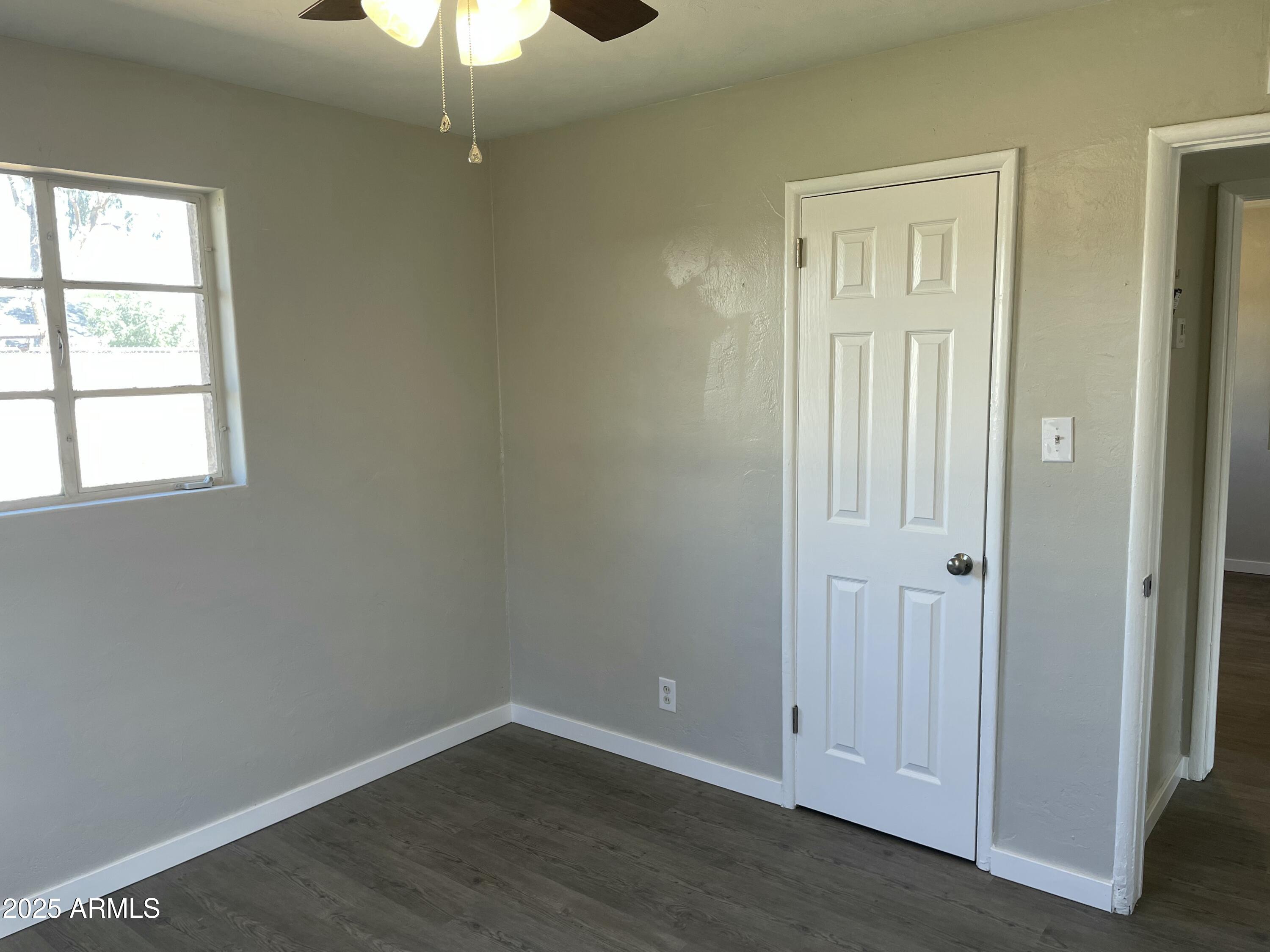 2811 North 17th Place Phoenix, AZ 85006 - Photo 14 of 28 an empty room with windows