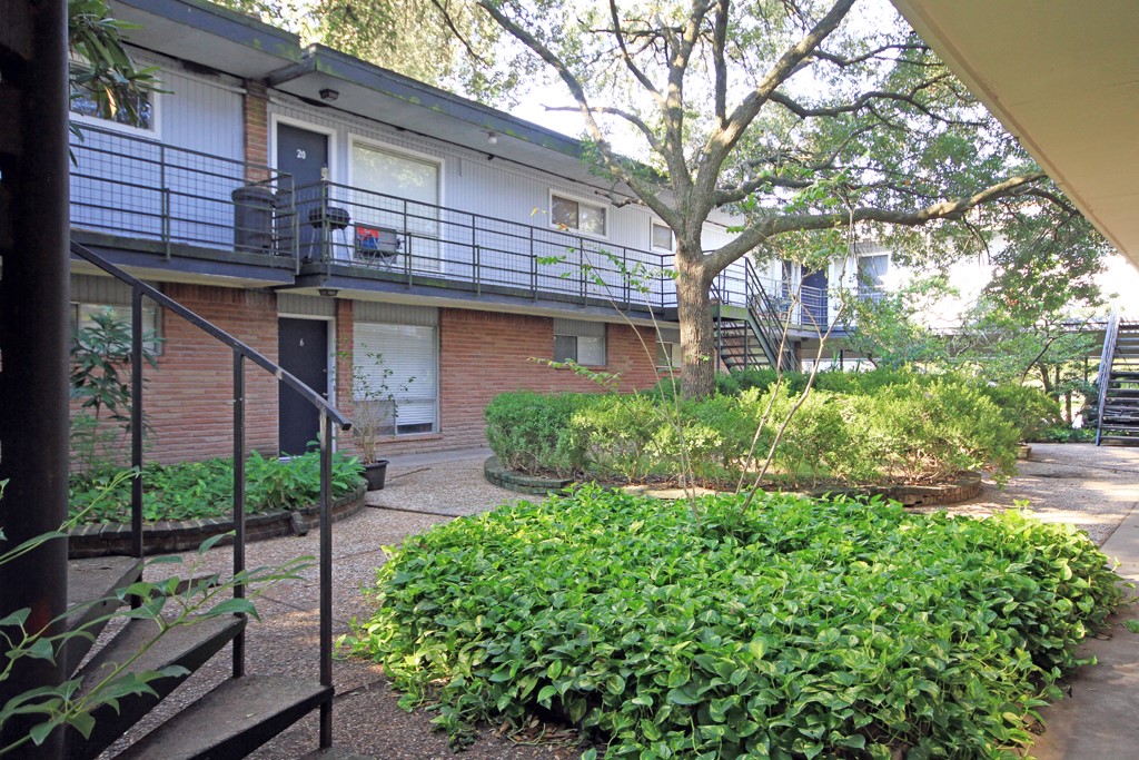 918 Heights Boulevard, Unit 16 Houston, TX 77008 - Photo 7 of 8 a front view of a house with garden