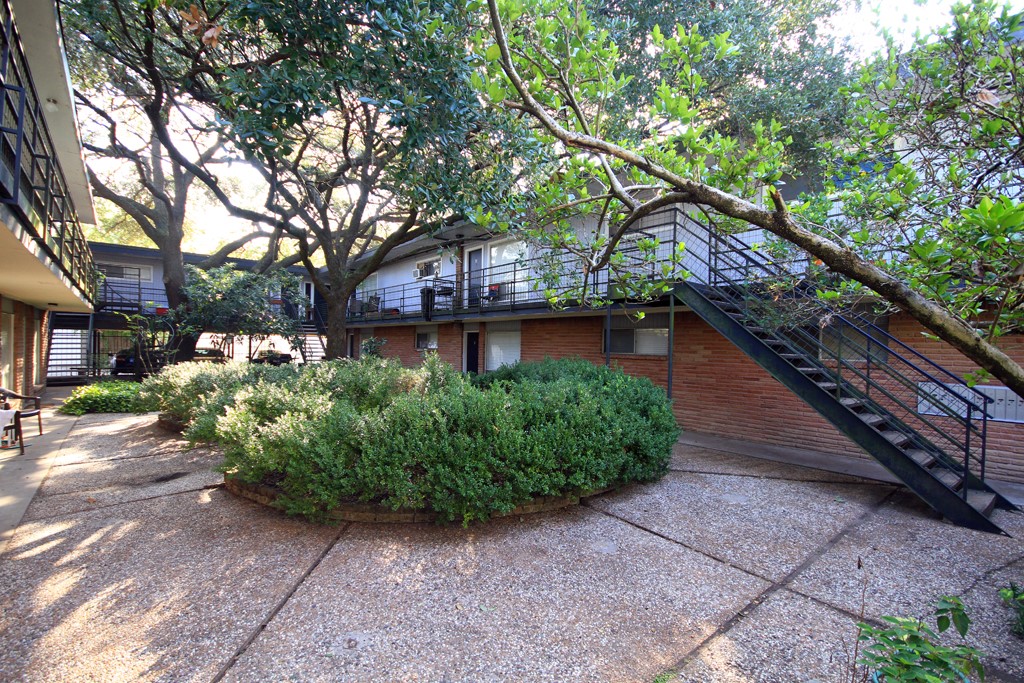 918 Heights Boulevard, Unit 16 Houston, TX 77008 - Photo 8 of 8 a front view of a house with garden