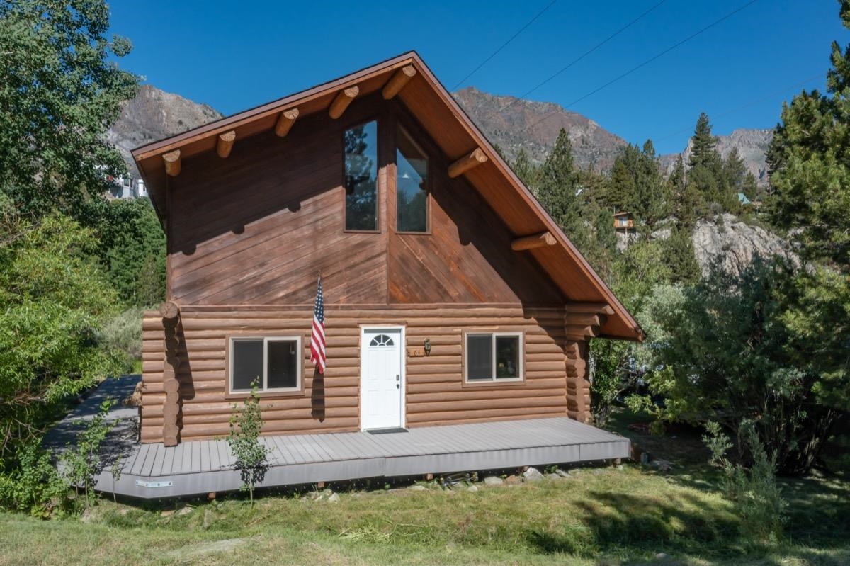 a view of house with a yard