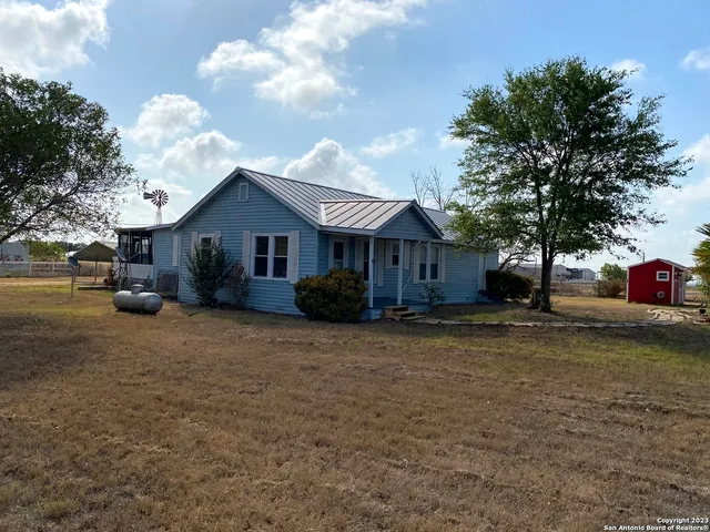 $631,000 | 2667 County Road 134, Floresville, TX 78114