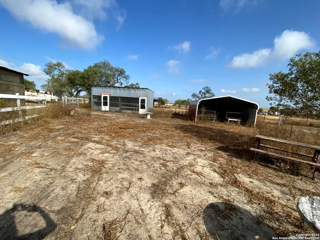 $631,000 | 2667 County Road 134, Floresville, TX 78114