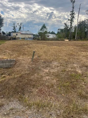 a view of a fountain in front of a building