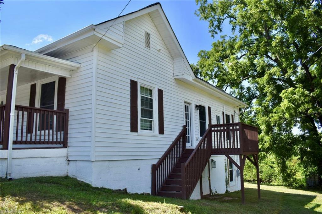 802 Spring Street Mount Airy, NC 27030 - Photo 4 of 29