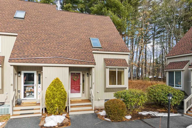 $299,900 | 7 Suffolk Court, Bedford, NH 03110