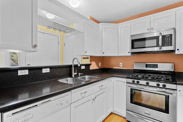 $299,900 | 7 Suffolk Court, Bedford, NH 03110