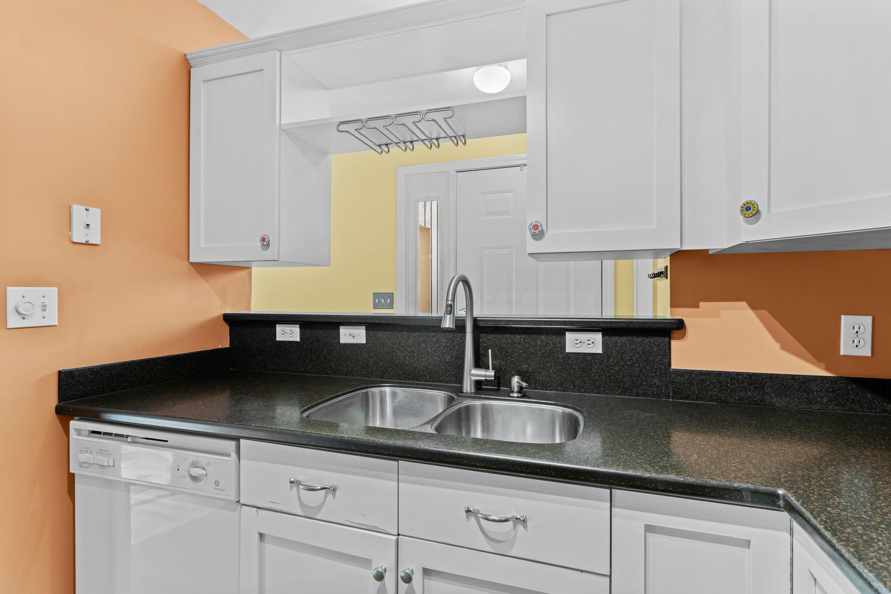 7 Suffolk Court Bedford, NH 03110 - Photo 8 of 39