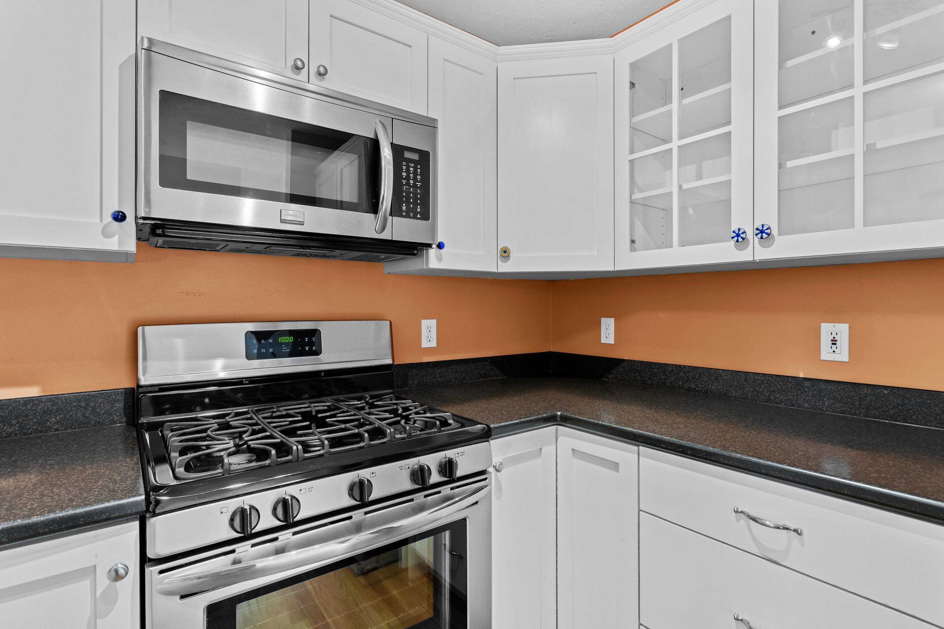 7 Suffolk Court Bedford, NH 03110 - Photo 9 of 39