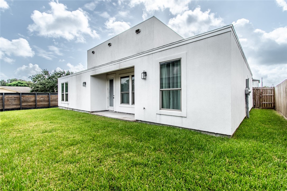 4801 Del Paseo Street Corpus Christi, TX 78411 - Photo 5 of 36 a view of a backyard with plants and a garden