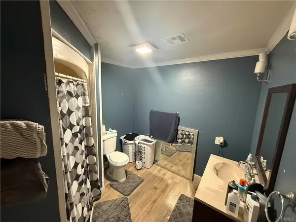 a bed room with a bed and a closet