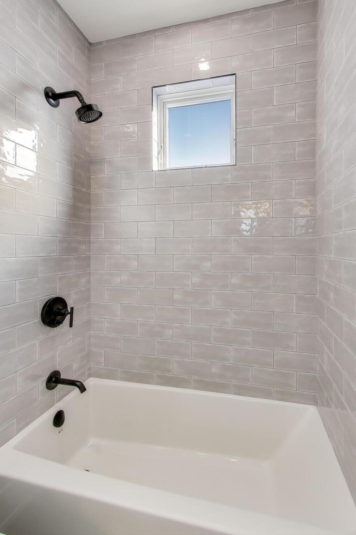 3929 North Francisco Avenue Chicago, IL 60618 - Photo 30 of 47 a bathroom with a bathtub