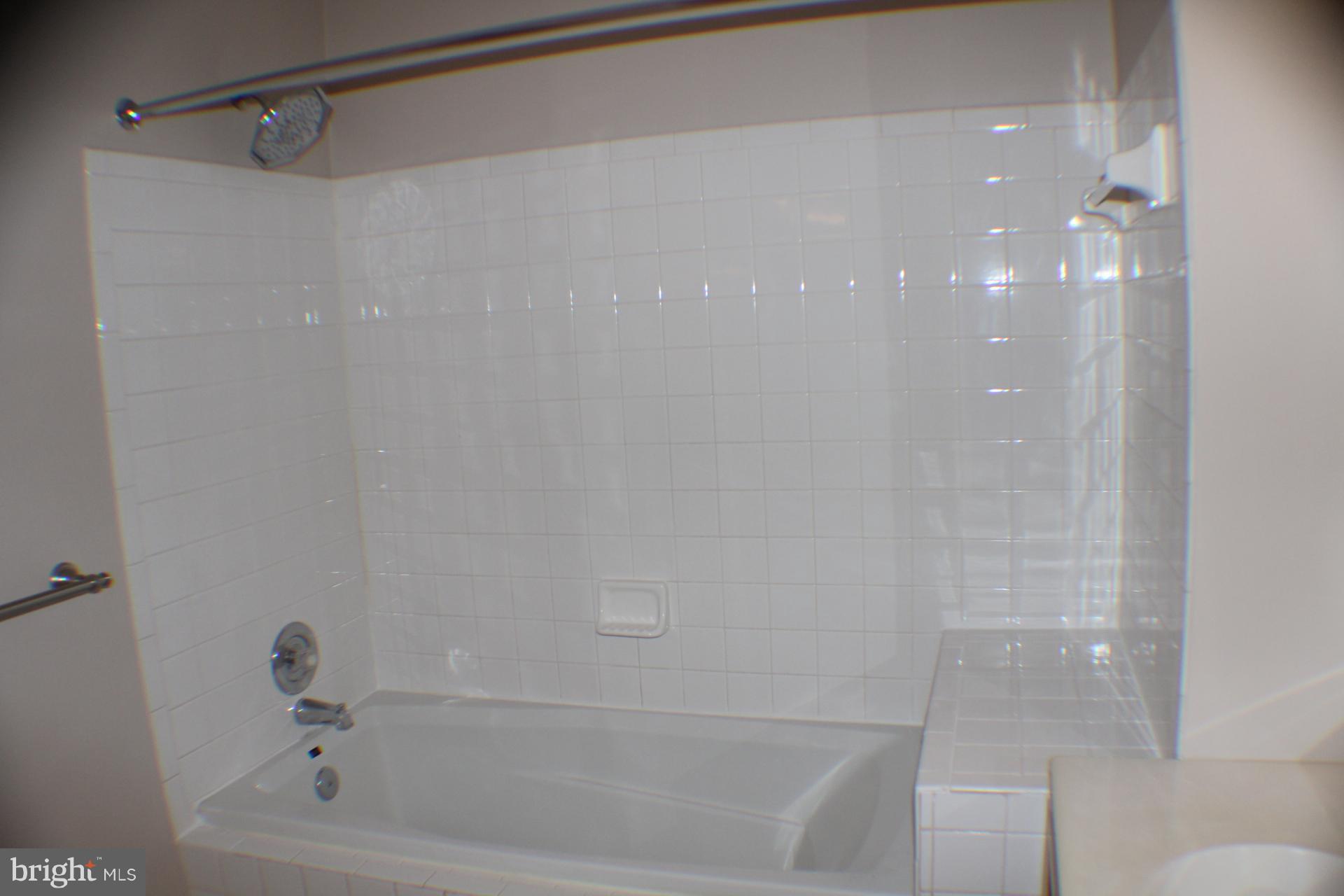 410 Ridgepoint Place, Unit 12 Gaithersburg, MD 20878 - Photo 17 of 24 Bath (Master)