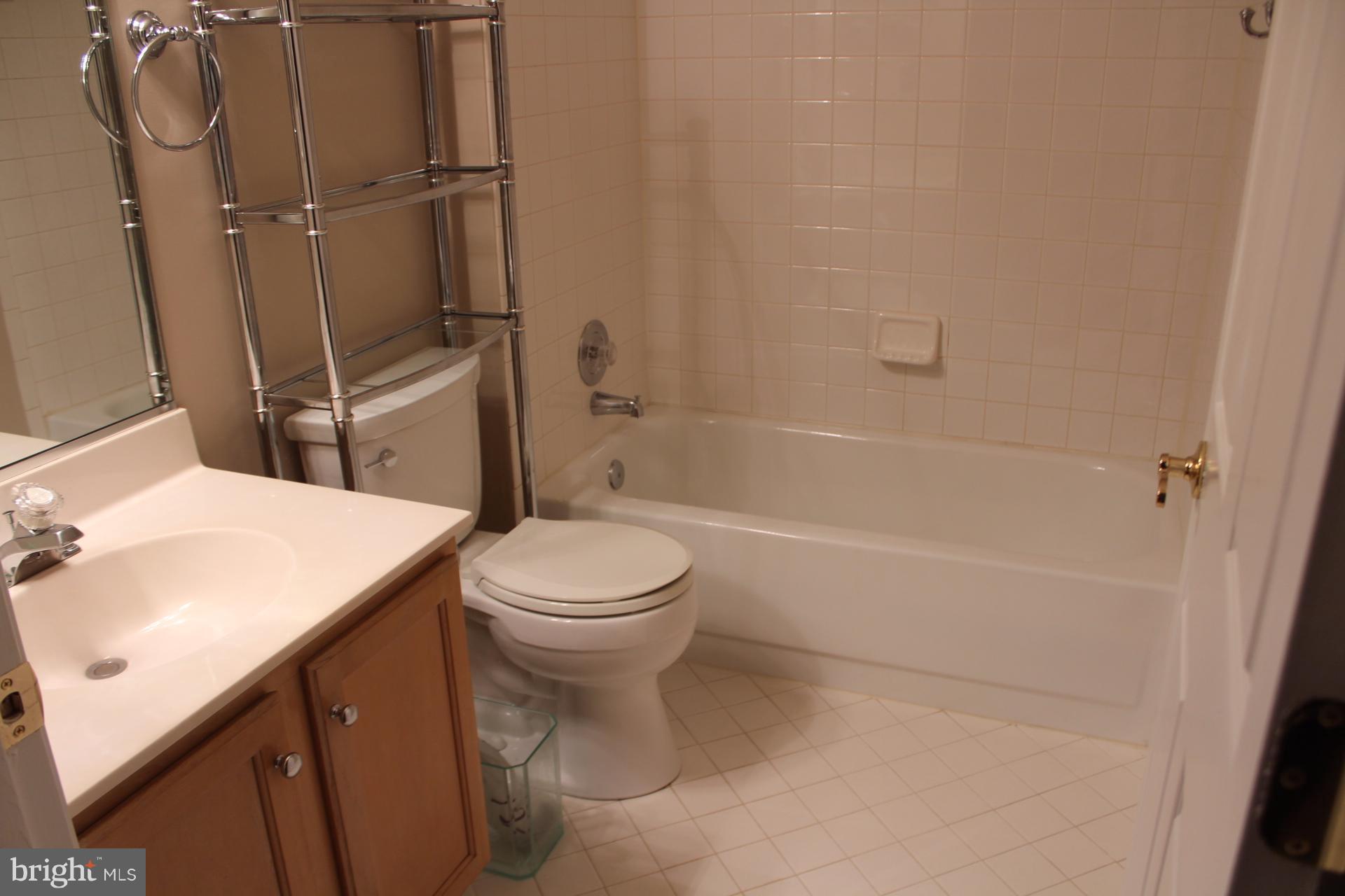 410 Ridgepoint Place, Unit 12 Gaithersburg, MD 20878 - Photo 20 of 24 Bath