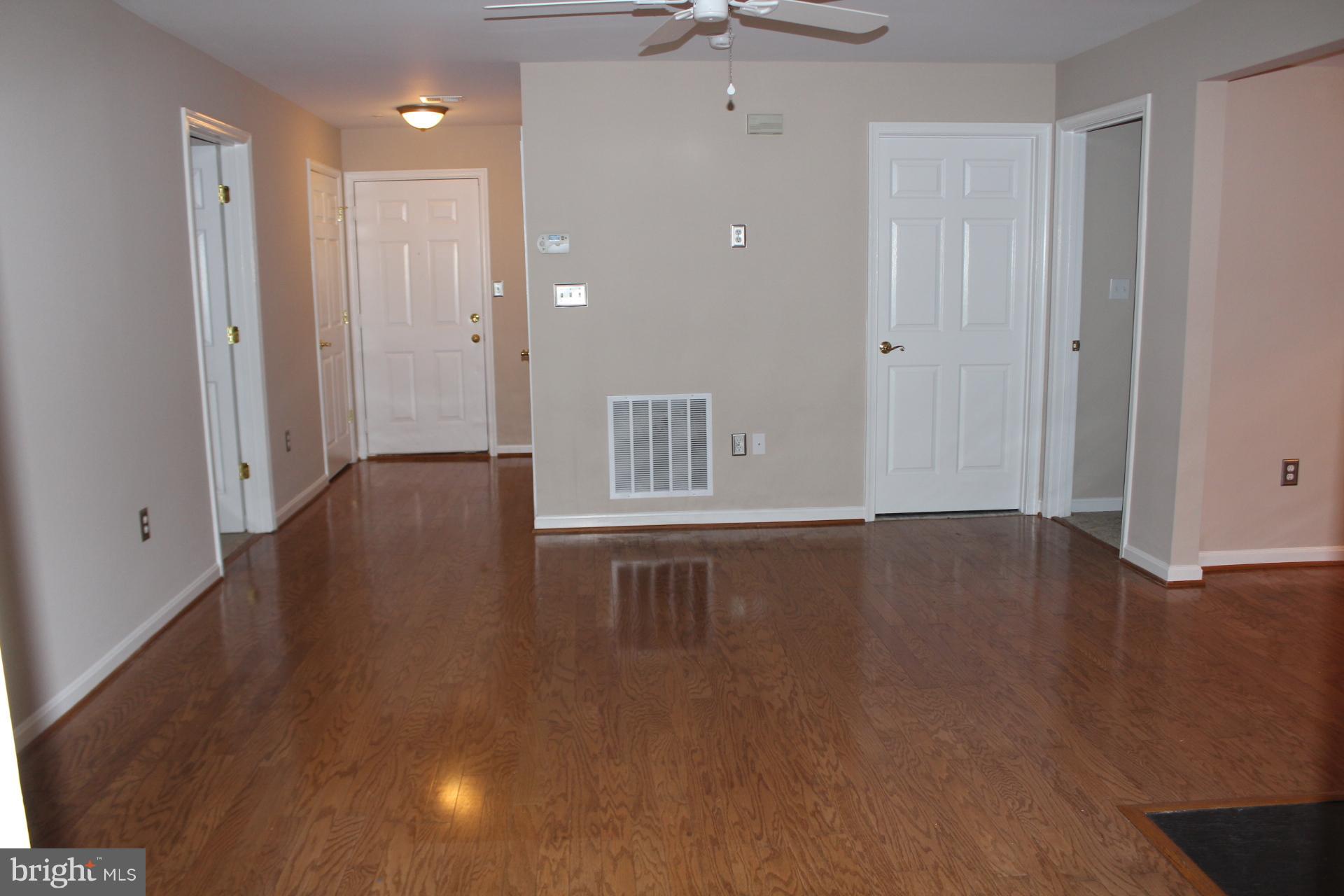410 Ridgepoint Place, Unit 12 Gaithersburg, MD 20878 - Photo 4 of 24 Living Room