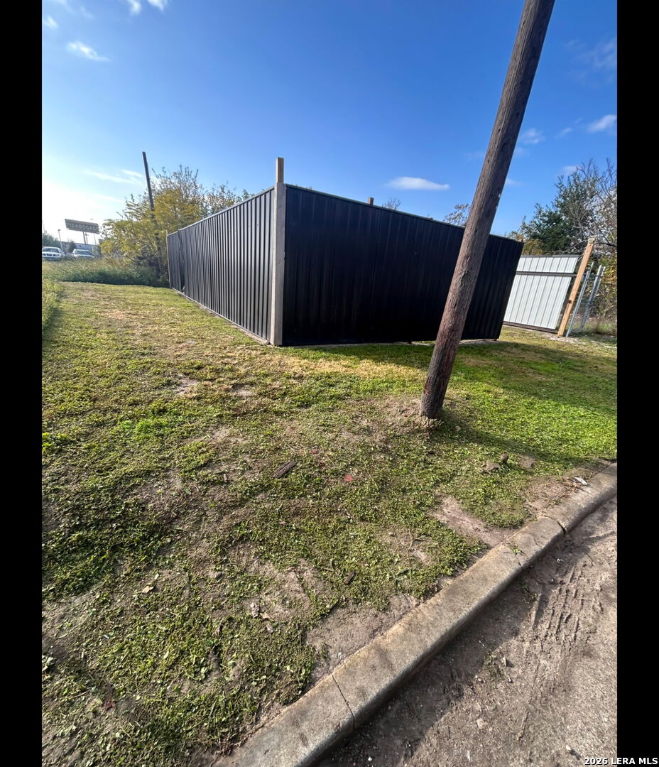 2846 Liberty Road Houston, TX 77026 - Photo 4 of 5