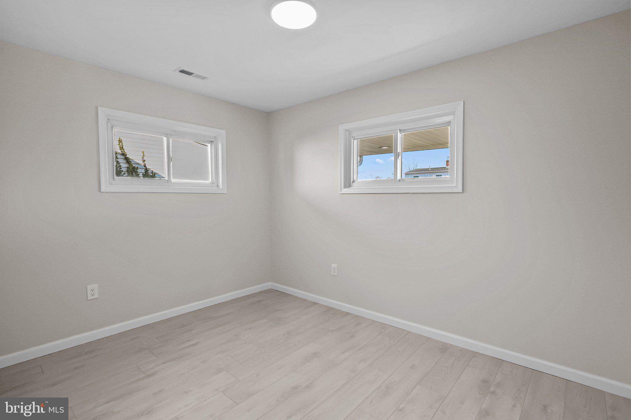 121 Goldengate Road Levittown, PA 19057 - Photo 20 of 32 a room with a painting on the wall
