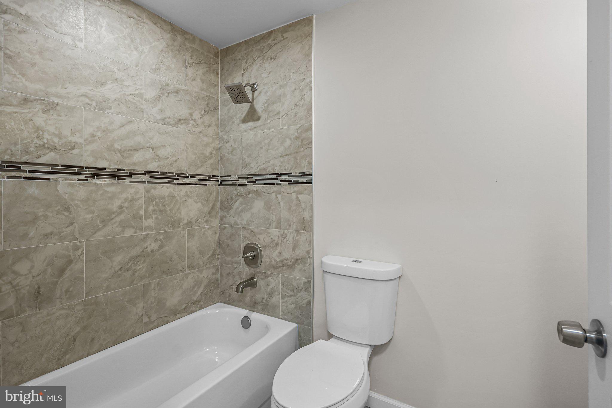 121 Goldengate Road Levittown, PA 19057 - Photo 5 of 32 a bathroom with a toilet and a bathtub