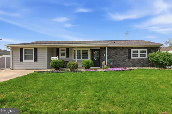 $400,000 | 41 Lakeside Drive, Unit W, Levittown, PA 19054