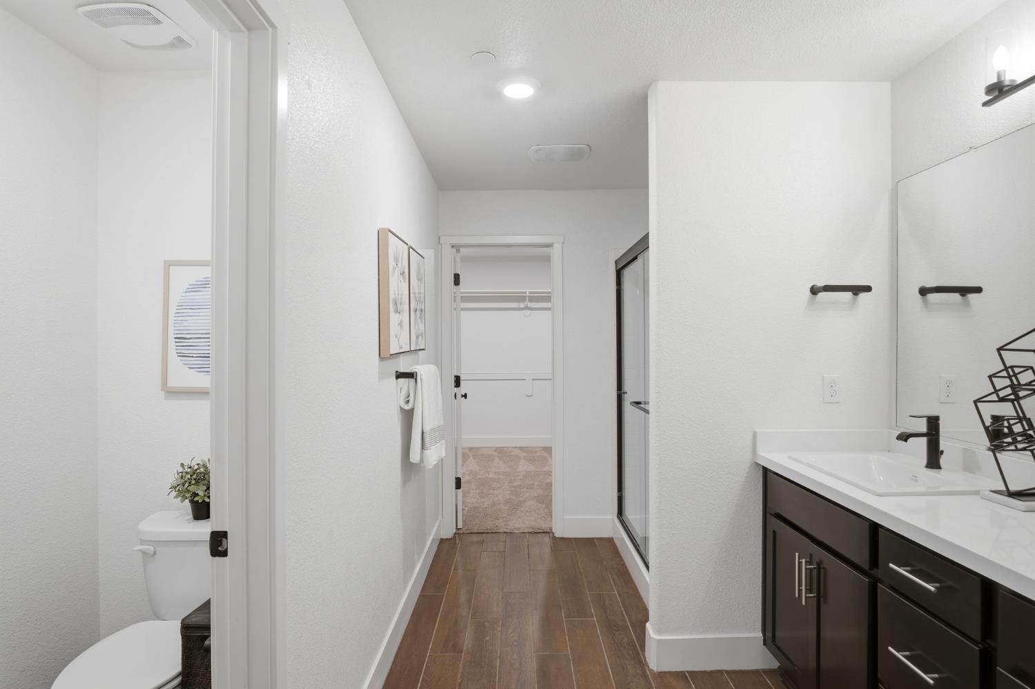 1666 Oak Street Los Banos, CA 93635 - Photo 23 of 34 a bathroom with a sink and mirror