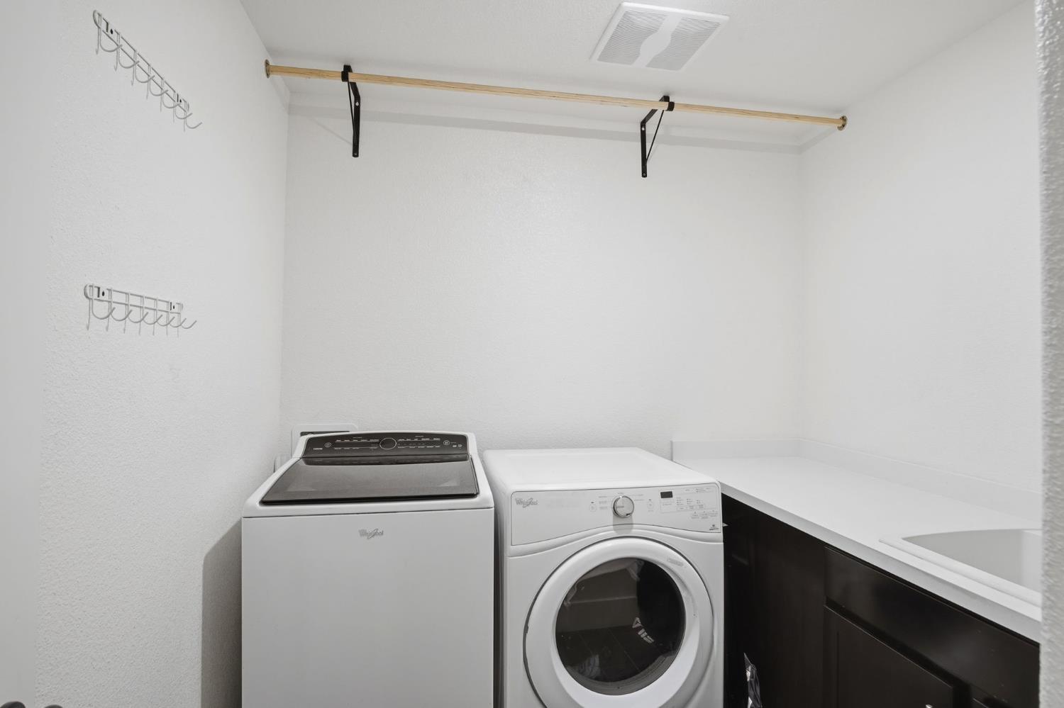 1666 Oak Street Los Banos, CA 93635 - Photo 25 of 34 a utility room with dryer and washer