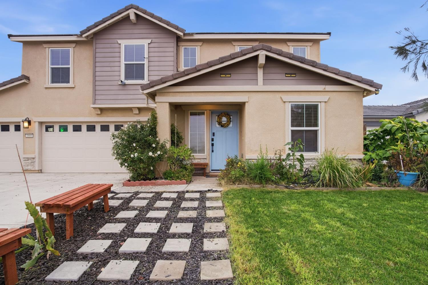 1666 Oak Street Los Banos, CA 93635 - Photo 4 of 34 a front view of a house with a yard